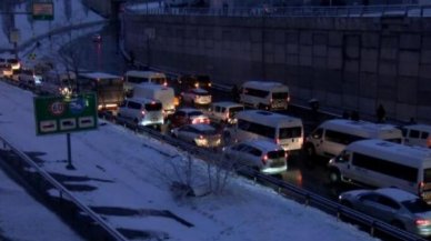 Kar yağışı Mahmutbey'de trafiğe neden oldu