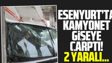 Esenyurt'a kamyonet gişeye çarptı; 2 yaralı