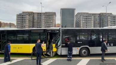 2 metrobüs kafa kafaya çarpıştı!