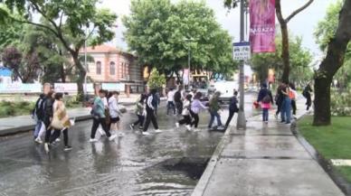 Balat'ta yağmur sonrası yol göle döndü