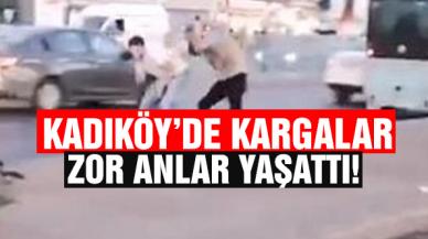 Kadıköy'de kargalar kaldırımdakilere zor anlar yaşattı