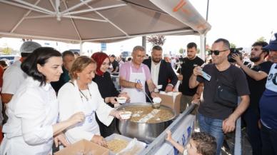 Üsküdar meydanında aşure ikram edildi