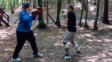 Ormanda kick boks zamanı