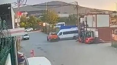 Ümraniye’de minibüsün çarptığı kamyonet takla attı