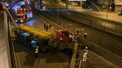 Kadıköy'de hafriyat yüklü TIR çevre yoluna uçtu: 1 yaralı