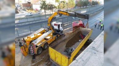 Kadıköy'de çevre yoluna düşen hafriyat yüklü TIR 8 saat sonra kaldırıldı