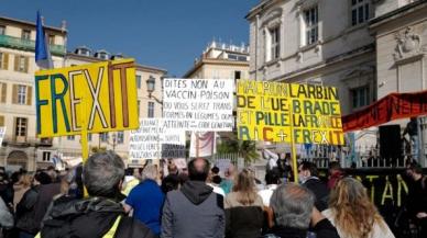 Paris'te aşırı sağcılar AB'den ayrılma çağrısıyla protesto yaptı