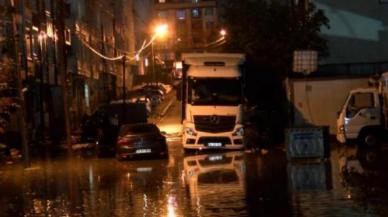 Yağmur Esenyurt'u olumsuz etkiledi! Cadde ve sokakları su bastı, araçlar yolda kaldı