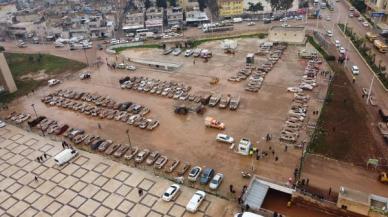 Şanlıurfa'da su basan otoparktaki 170 araç çıkarıldı, kayıp TIR şoförü aranıyor