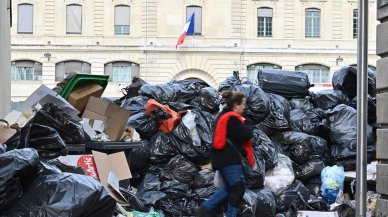 Paris'te çöp toplayıcıları 13 Nisan'da süresiz greve gidecek