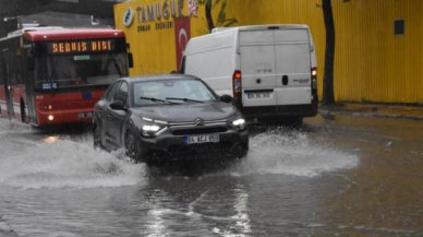 İzmir'de sağanak: Kemeraltı'nda su baskınlarına neden oldu