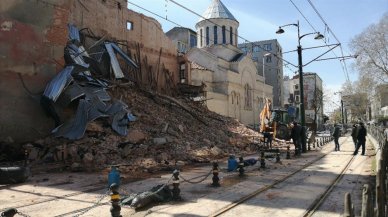 Beyoğlu'nda çöken tarihi binanın moloz kaldırma çalışmaları sürüyor