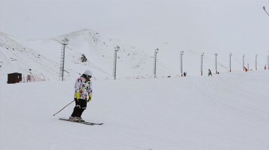 Sezonu ilk açan Palandöken'de kayak keyfi nisanda da devam ediyor