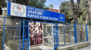 İzmir Atatürk Yüzme Havuzu'nda yıkım başladı