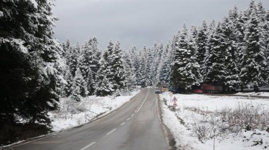 Bolu'nun yüksek kesimlerinde nisanda kar etkili oldu