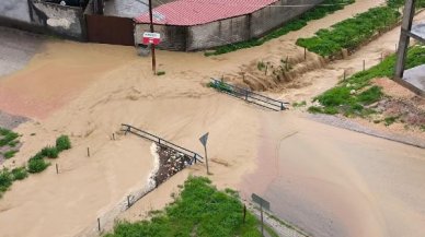 Diyarbakır'da sağanak; dere taştı