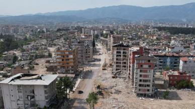 Hatay'da bina yıkım ve enkaz kaldırma çalışmaları devam ediyor