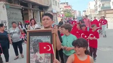 Çadır kentte kalan öğrenciler, okullarına gidip, 23 Nisan'ı kutladı