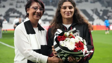 Milli güreşçi Nesrin Baş Beşiktaş-Kasımpaşa maçı öncesi onurlandırıldı!