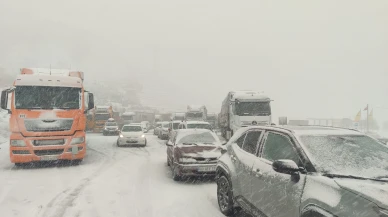 Erzincan-Sivas karayolunda kar yağışı ulaşımı aksattı!