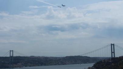 Türk Hava Kuvvetleri uçaklarından İstanbul Boğazı'nda selamlama uçuşu