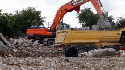 Hatay'da enkaz kalkıyor