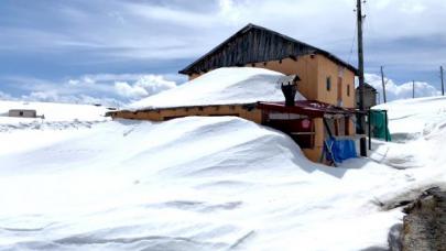 Ardahan'da nisanın son günü.. Yayla evleri kar altında