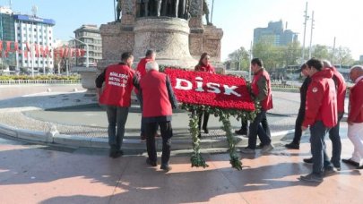 DİSK Taksim Cumhuriyet Anıtı'na çelenk bıraktı