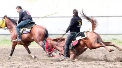 Rakibini yakalamak isteyen ciritçi ölümden döndü