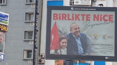 Antalya'da Çavuşoğlu'nun bayraklı afişleri kaldırıldı