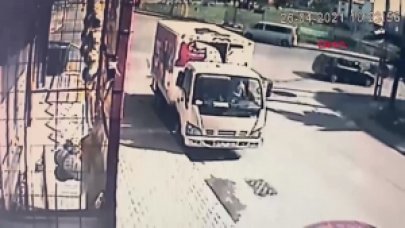 Arnavutköy'de minibüsle kamyonet kavşakta çarpıştı