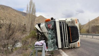 Freni Boşalan TIR Devrilip Sürüklendi; Sürücü Yaralı