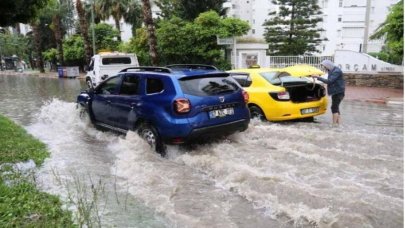 Antalya'da şiddetli sağanak: Araçlar yolda mahsur kaldı