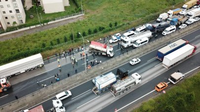 TEM'de kamyon devrildi: Ankara yönü ulaşıma kapandı