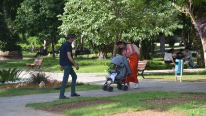 Adana'da sıcaklık 37 dereceyi buldu, parklar doldu