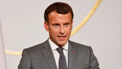 Fransa'da Macron'un Hitler'e benzetildiği afişlere soruşturma