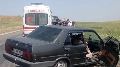 Diyarbakır'da otomobil bariyerlere çarptı: 3 yaralı