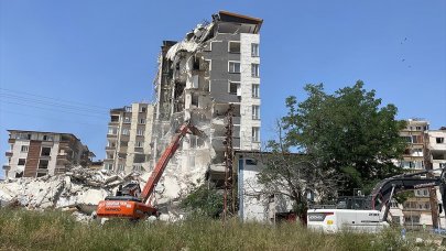 Hatay'da ağır hasarlı binaların yıkım çalışmaları sürdü