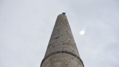 Cuma namazı sırasında minareye yıldırım düştü!