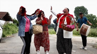 Romanlar davul zurna eşliğinde sandığa gitti