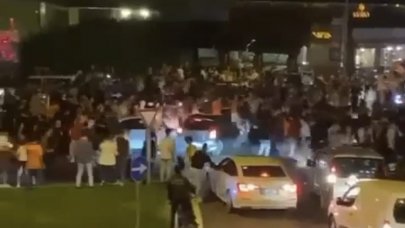 Otomobiliyle şampiyonluk kutlayanların arasına dalan sürücü konuştu