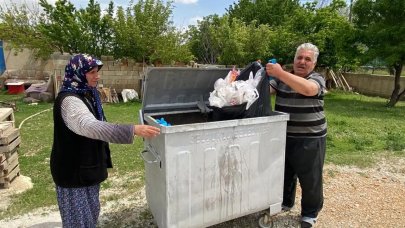 Kaybettiği 400 bin liralık para ve altın çöpte bulundu