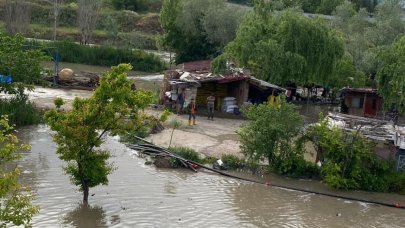 Ankara'da sağanak; yollar göle döndü