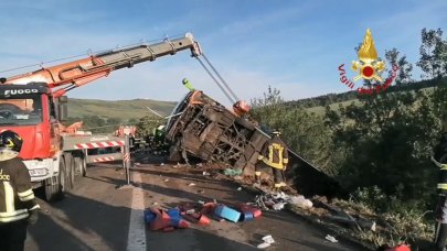 İtalya’da yolcu otobüsü ile 5 otomobil kaza yaptı: 1 ölü, 14 yaralı