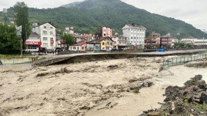 Karadeniz'de sel can aldı: İçişleri Bakanı Yerlikaya'dan kuvvetli yağış uyarısı