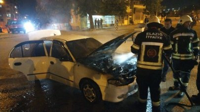 Elazığ’da seyir halindeki araç yandı