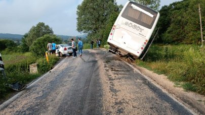 Midibüs ile otomobil çarpıştı: 11 yaralı