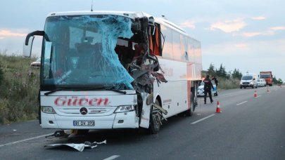 Ters şerit faciası! TIR, yolcu otobüsüne daldı