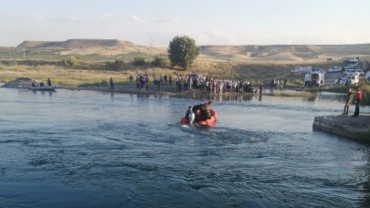 Serinlemek için girdiği nehirde boğuldu