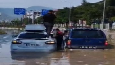 Sağanak yağış kenti vurdu: Sel sularının ortasında mahsur kaldılar